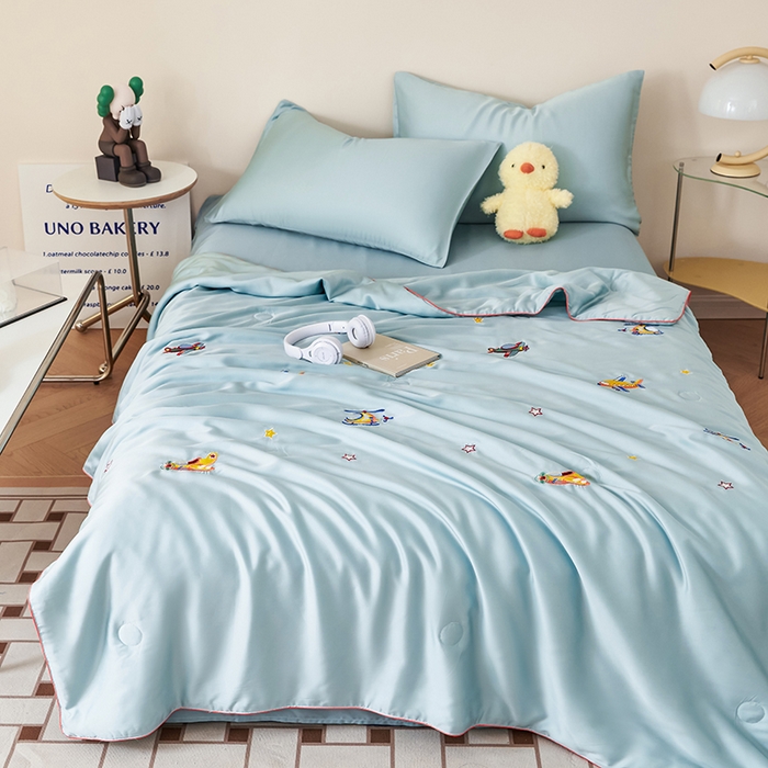 91家纺网 家纺一手货源 找家纺 庭彤2023新款60S莱赛尔卡通刺绣贴布绣儿童夏被 小飞机