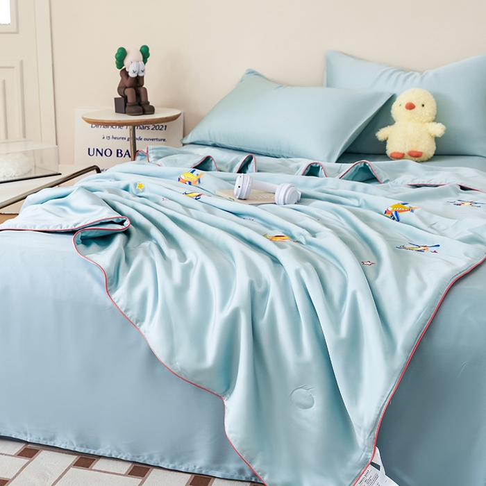 91家纺网 家纺一手货源 找家纺 庭彤2023新款60S莱赛尔卡通刺绣贴布绣儿童夏被 小飞机