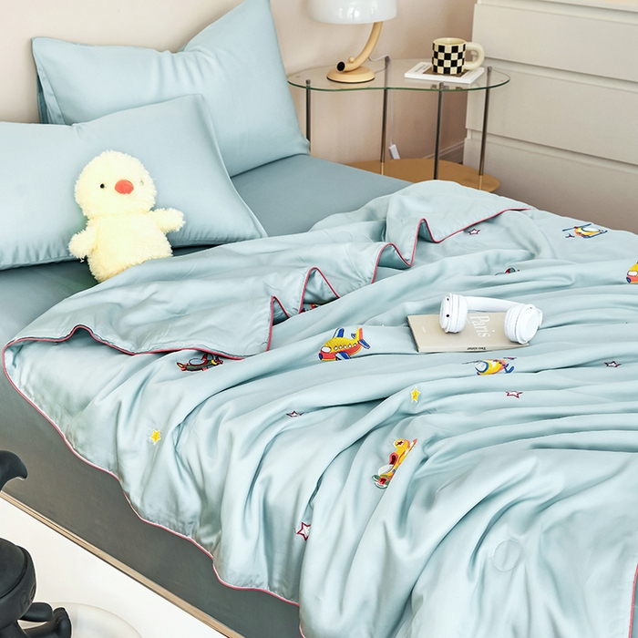 91家纺网 家纺一手货源 找家纺 庭彤2023新款60S莱赛尔卡通刺绣贴布绣儿童夏被 小飞机