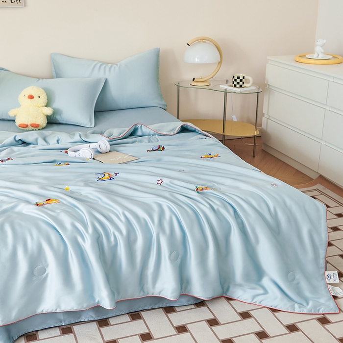 91家纺网 家纺一手货源 找家纺 庭彤2023新款60S莱赛尔卡通刺绣贴布绣儿童夏被 小飞机