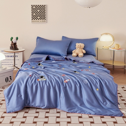 91家纺网 家纺一手货源 找家纺 庭彤2023新款60S莱赛尔卡通刺绣贴布绣儿童夏被 太空旅行蓝色