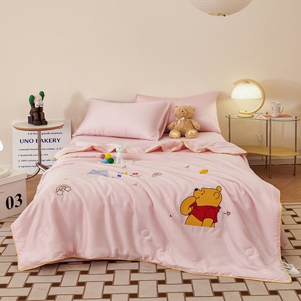 91家纺网 家纺一手货源 找家纺 庭彤2023新款60S莱赛尔卡通刺绣贴布绣儿童夏被 维尼熊粉色