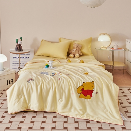 91家纺网 家纺一手货源 找家纺 庭彤2023新款60S莱赛尔卡通刺绣贴布绣儿童夏被 维尼熊黄