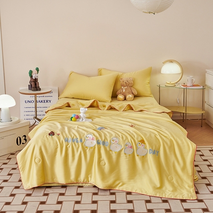 91家纺网 家纺一手货源 找家纺 庭彤2023新款60S莱赛尔卡通刺绣贴布绣儿童夏被 小黄鸭