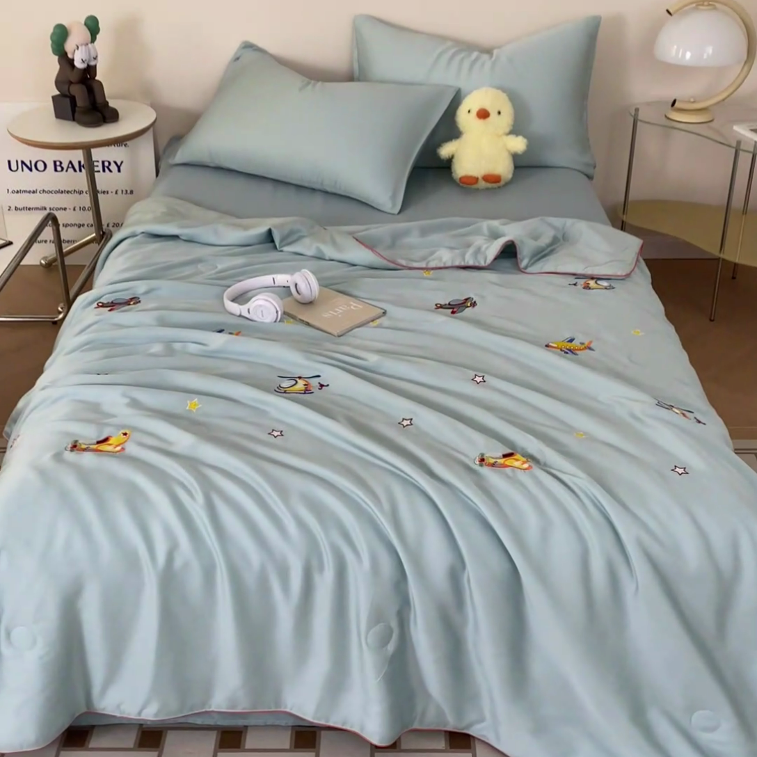 91家纺网 家纺一手货源 找家纺 庭彤2023新款60S莱赛尔卡通刺绣贴布绣儿童夏被 小飞机