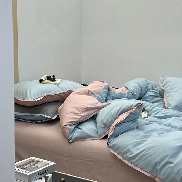 91家纺网 家纺一手货源 找家纺 安莱生活 2023新款60s长绒棉贡缎双拼小宽边四件套 淡蓝双拼嫩粉