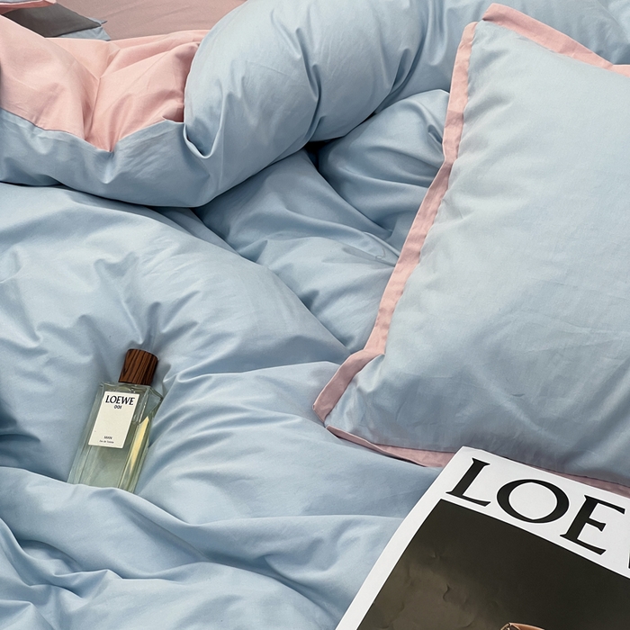 91家纺网 家纺一手货源 找家纺 安莱生活 2023新款60s长绒棉贡缎双拼小宽边四件套 淡蓝双拼嫩粉