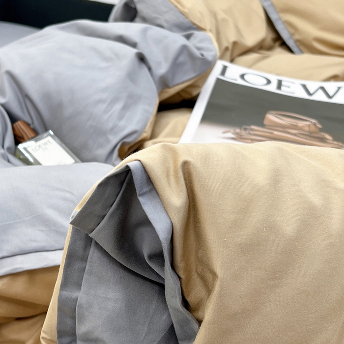 91家纺网 家纺一手货源 找家纺 安莱生活 2023新款60s长绒棉贡缎双拼小宽边四件套 卡其双拼浅灰