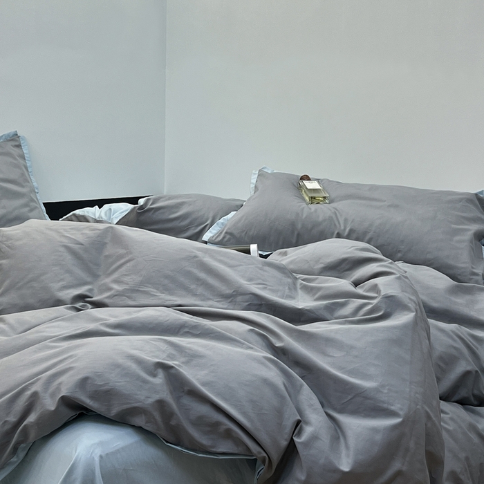 91家纺网 家纺一手货源 找家纺 安莱生活 2023新款60s长绒棉贡缎双拼小宽边四件套 浅灰双拼淡蓝