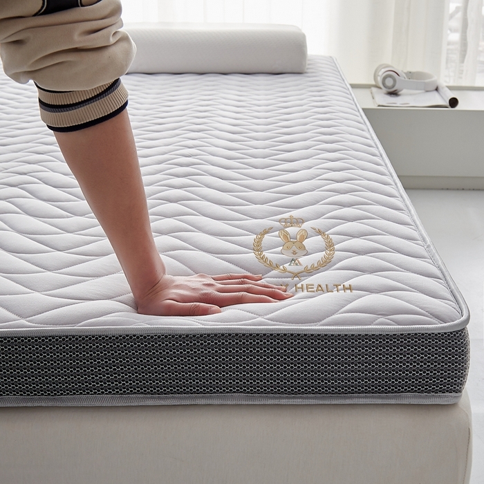 91家纺网 家纺一手货源 找家纺 鹿辉2023新款烫画牛奶丝立体床垫 如意兔灰波浪