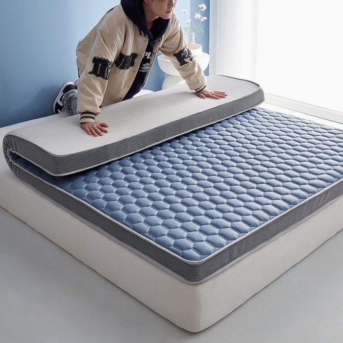 91家纺网 家纺一手货源 找家纺 鹿辉2023新款烫画牛奶丝立体床垫 如意兔蓝足球