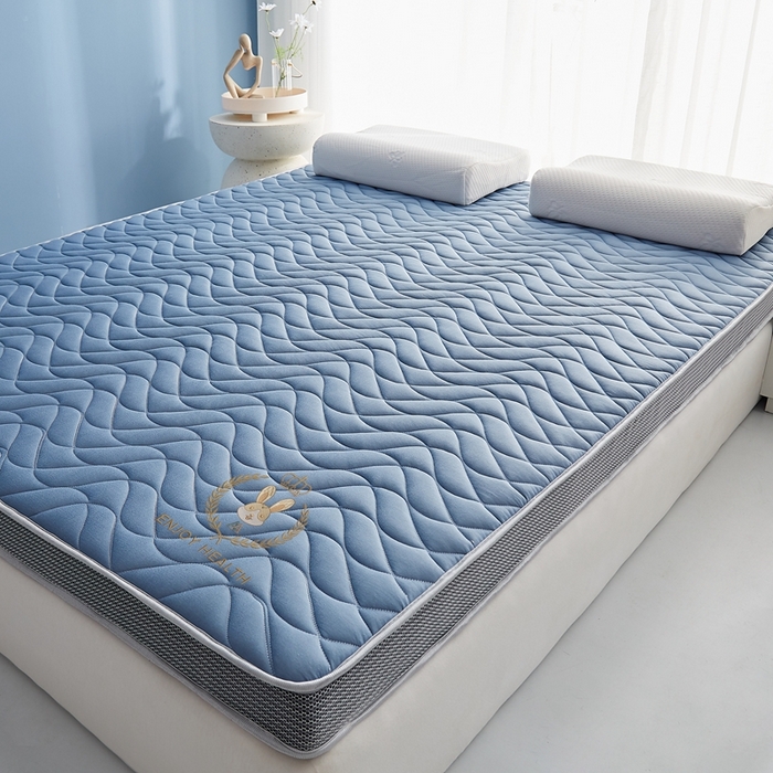 91家纺网 家纺一手货源 找家纺 鹿辉2023新款烫画牛奶丝立体床垫 如意兔蓝波浪