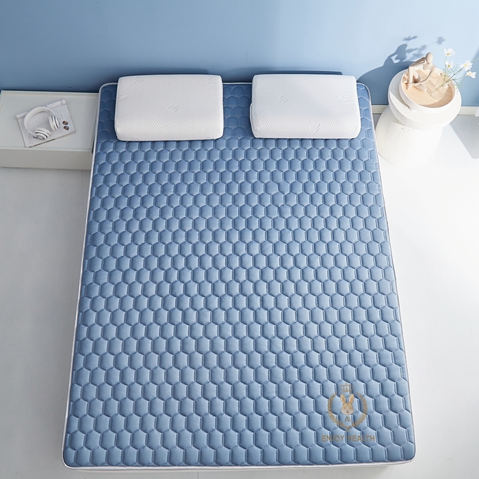 91家纺网 家纺一手货源 找家纺 鹿辉2023新款烫画牛奶丝立体床垫 如意兔蓝足球