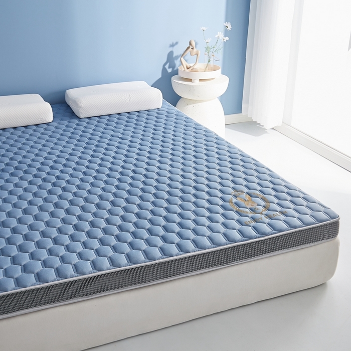 91家纺网 家纺一手货源 找家纺 鹿辉2023新款烫画牛奶丝立体床垫 如意兔蓝足球