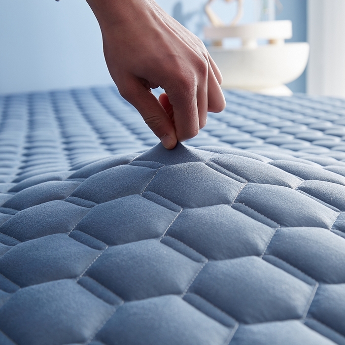 91家纺网 家纺一手货源 找家纺 鹿辉2023新款烫画牛奶丝立体床垫 如意兔蓝足球