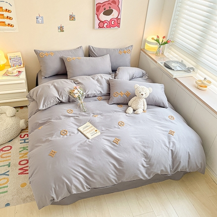 91家纺网 家纺一手货源 找家纺 莱登卡奴 2023新款全棉13374毛巾绣系列四件套 艾伦灰