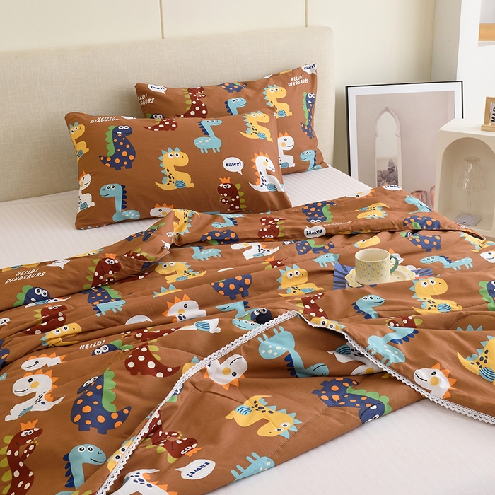 91家纺网 家纺一手货源 找家纺 德芙 2023新款全棉印花卡通夏被四件套 恐龙日记