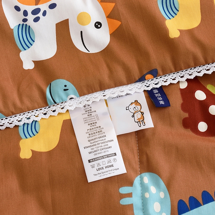 91家纺网 家纺一手货源 找家纺 德芙 2023新款全棉印花卡通夏被四件套 恐龙日记