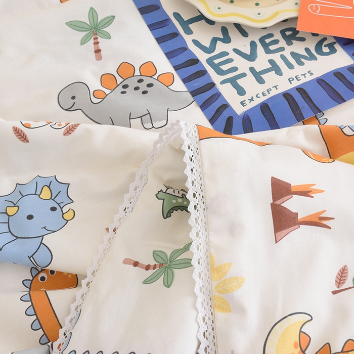 91家纺网 家纺一手货源 找家纺 德芙 2023新款全棉印花卡通夏被四件套 恐龙仔仔