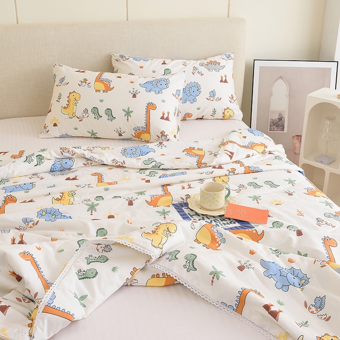 91家纺网 家纺一手货源 找家纺 德芙 2023新款全棉印花卡通夏被四件套 恐龙仔仔