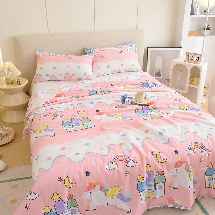 91家纺网 家纺一手货源 找家纺 德芙 2023新款全棉印花卡通夏被四件套 甜甜的梦