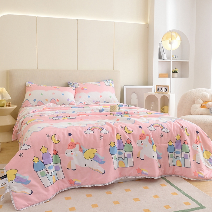 91家纺网 家纺一手货源 找家纺 德芙 2023新款全棉印花卡通夏被四件套 甜甜的梦