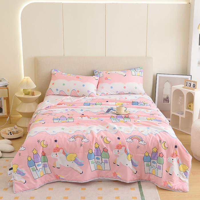 91家纺网 家纺一手货源 找家纺 德芙 2023新款全棉印花卡通夏被四件套 甜甜的梦