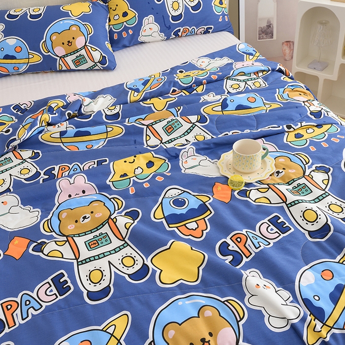 91家纺网 家纺一手货源 找家纺 德芙 2023新款全棉印花卡通夏被四件套 宇宙空间站