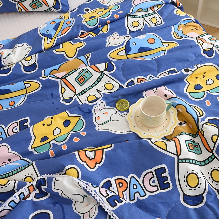 91家纺网 家纺一手货源 找家纺 德芙 2023新款全棉印花卡通夏被四件套 宇宙空间站