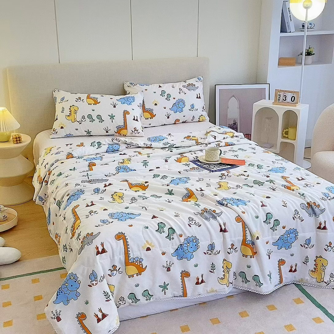 91家纺网 家纺一手货源 找家纺 德芙 2023新款全棉印花卡通夏被四件套 恐龙仔仔