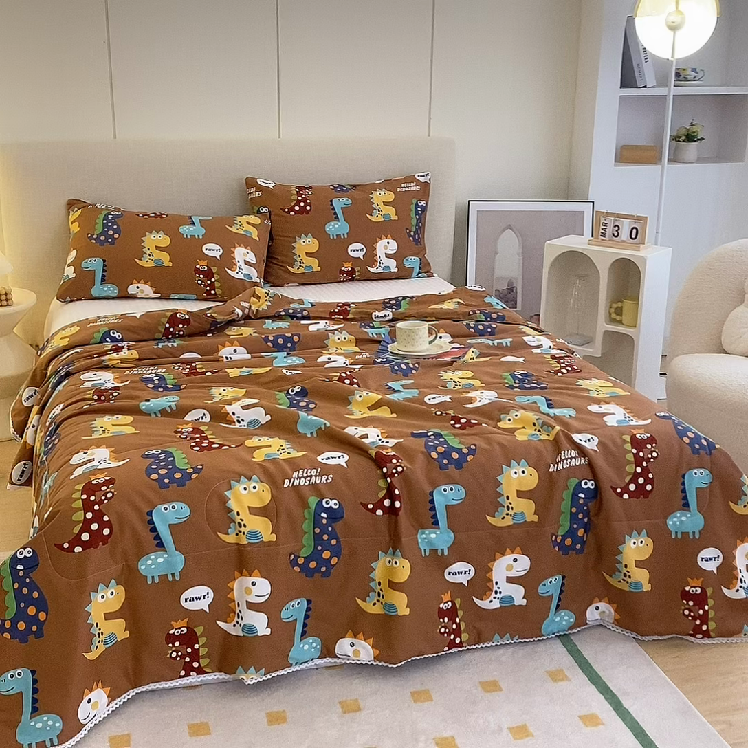 91家纺网 家纺一手货源 找家纺 德芙 2023新款全棉印花卡通夏被四件套 恐龙日记