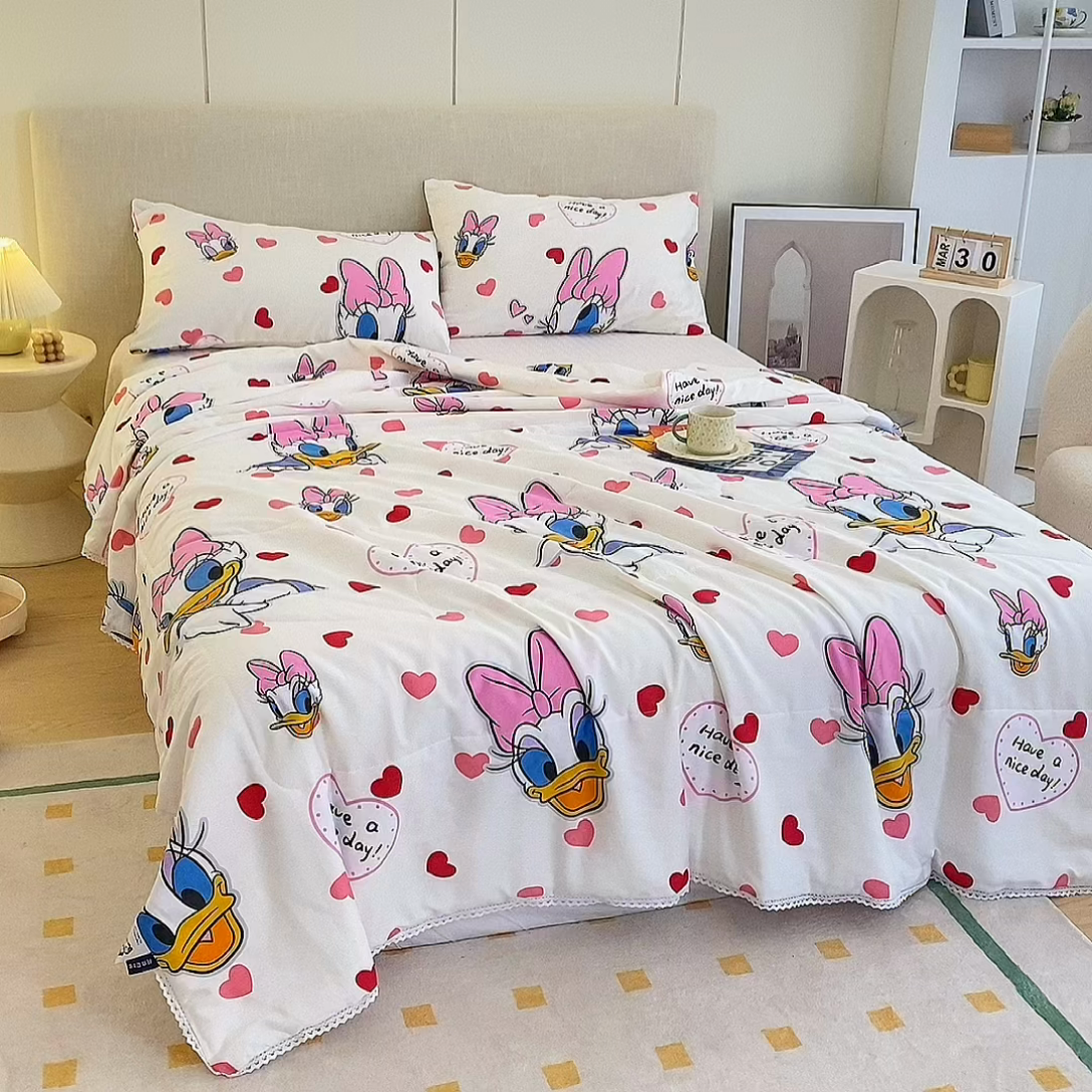 91家纺网 家纺一手货源 找家纺 德芙 2023新款全棉印花卡通夏被四件套 黛西公主