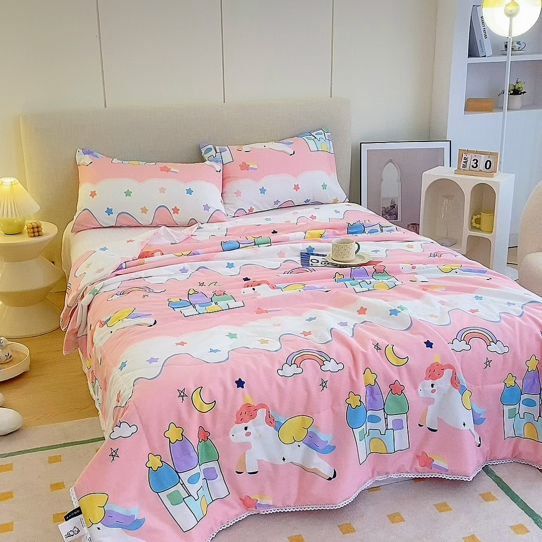 91家纺网 家纺一手货源 找家纺 德芙 2023新款全棉印花卡通夏被四件套 甜甜的梦