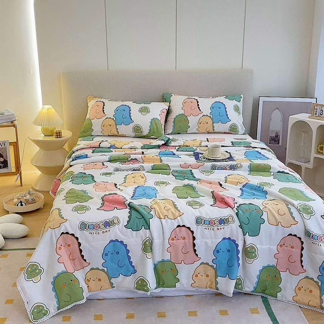 91家纺网 家纺一手货源 找家纺 德芙 2023新款全棉印花卡通夏被四件套 活力恐龙