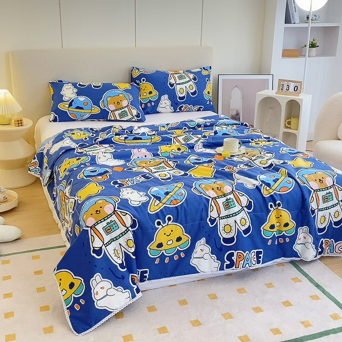 91家纺网 家纺一手货源 找家纺 德芙 2023新款全棉印花卡通夏被四件套 宇宙空间站