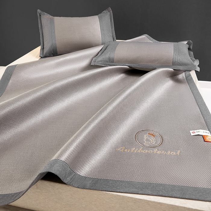 91家纺网 家纺一手货源 找家纺 伊被源2023新款女王款刺绣冰藤席1200D可机洗可折叠冰丝席-戴菲 戴菲 月光银