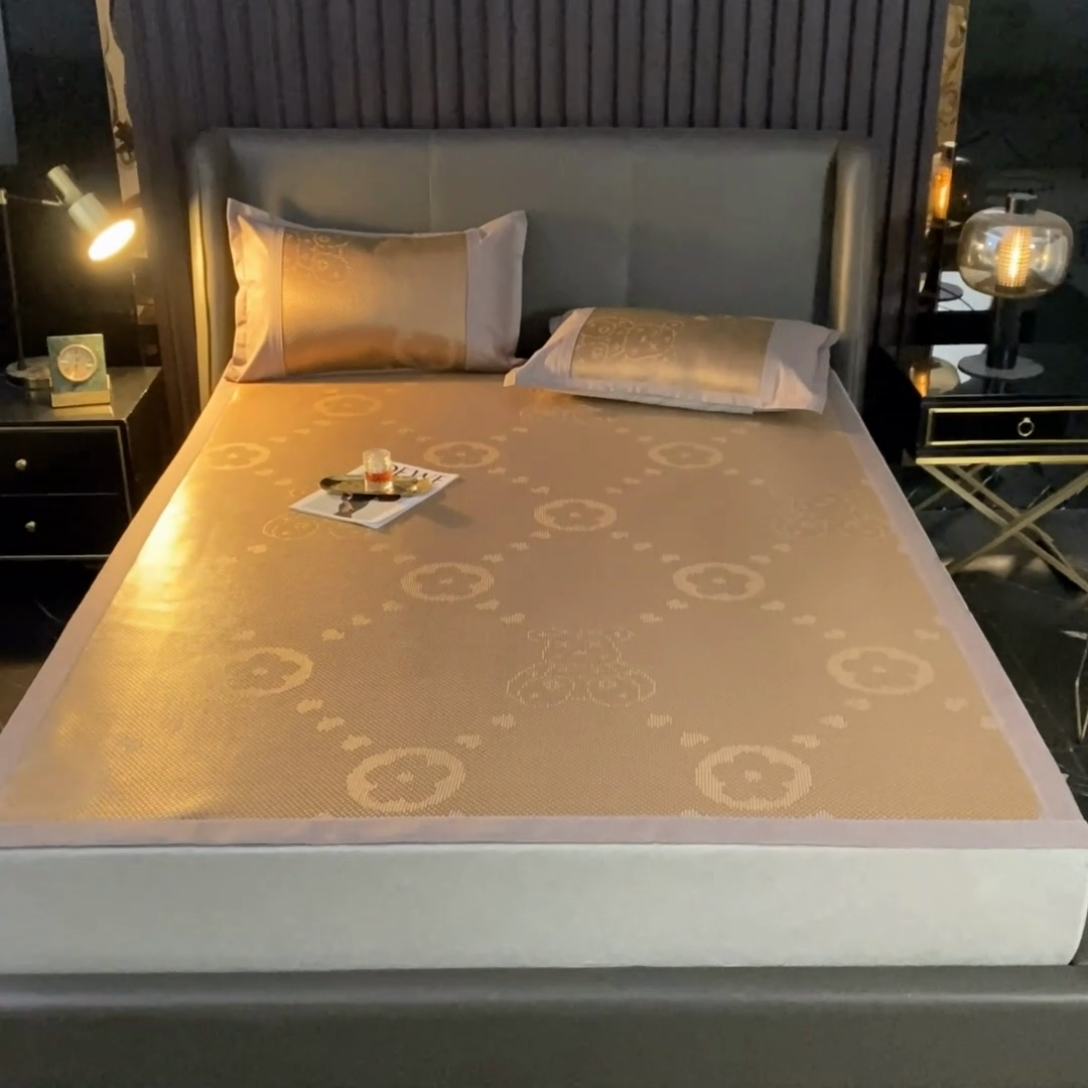 91家纺网 家纺一手货源 找家纺  伊被源  2023新款高密度纺织碳光冰藤席 路易登-咖