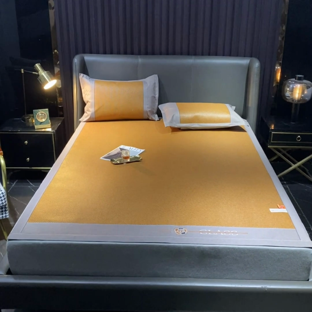 91家纺网 家纺一手货源 找家纺  伊被源  2023新款山茶刺绣艾草凉席系列 山茶刺绣艾草经典咖