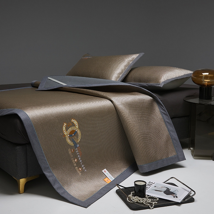 91家纺网 家纺一手货源 找家纺 伊被源 2023新款凉感冰藤刺绣软席-冷酷 伽罗色