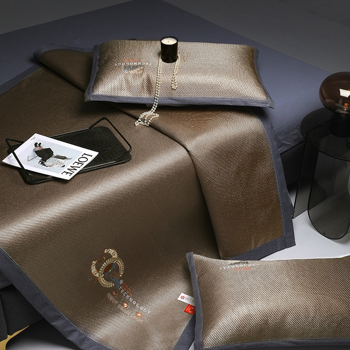 91家纺网 家纺一手货源 找家纺 伊被源 2023新款凉感冰藤刺绣软席-冷酷 伽罗色