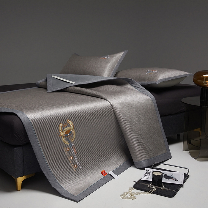 91家纺网 家纺一手货源 找家纺 伊被源 2023新款凉感冰藤刺绣软席-冷酷 深邃灰