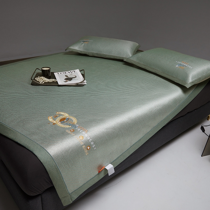 91家纺网 家纺一手货源 找家纺 伊被源 2023新款凉感冰藤刺绣软席-冷酷 古绿色