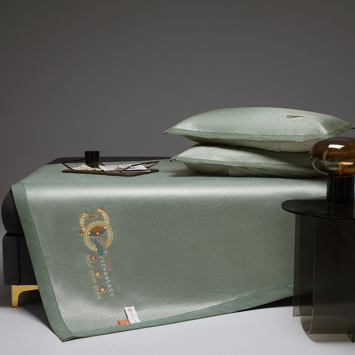 91家纺网 家纺一手货源 找家纺 伊被源 2023新款凉感冰藤刺绣软席-冷酷 古绿色