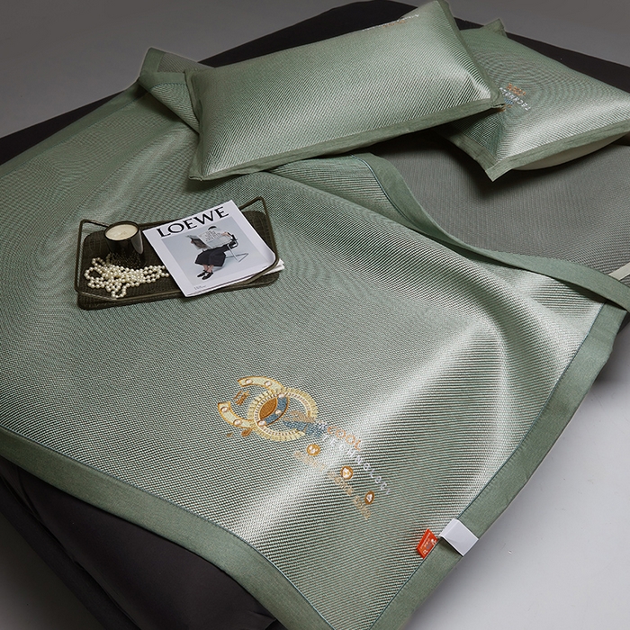 91家纺网 家纺一手货源 找家纺 伊被源 2023新款凉感冰藤刺绣软席-冷酷 古绿色