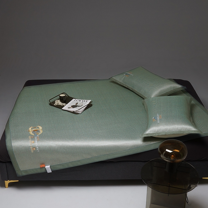 91家纺网 家纺一手货源 找家纺 伊被源 2023新款凉感冰藤刺绣软席-冷酷 古绿色