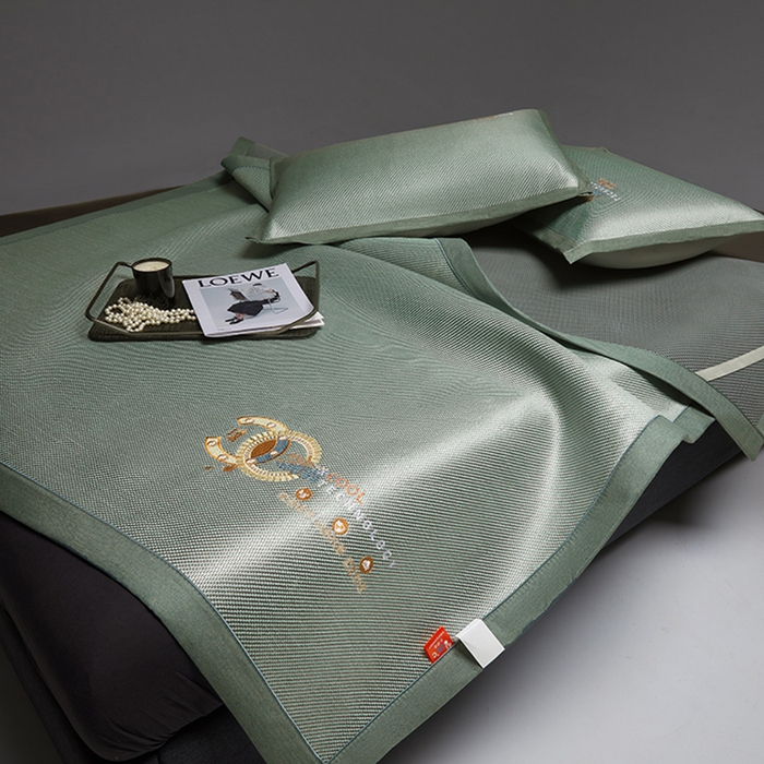 91家纺网 家纺一手货源 找家纺 伊被源 2023新款凉感冰藤刺绣软席-冷酷 古绿色