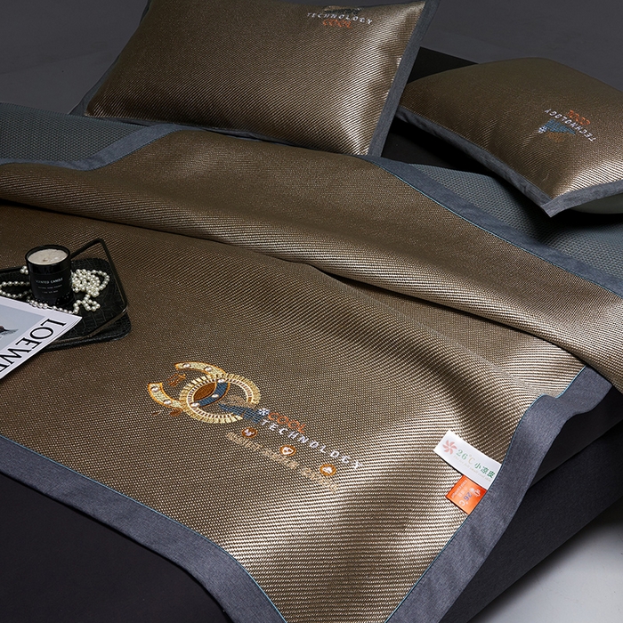 91家纺网 家纺一手货源 找家纺 伊被源 2023新款凉感冰藤刺绣软席-冷酷 伽罗色