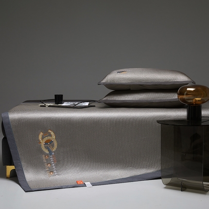 91家纺网 家纺一手货源 找家纺 伊被源 2023新款凉感冰藤刺绣软席-冷酷 深邃灰