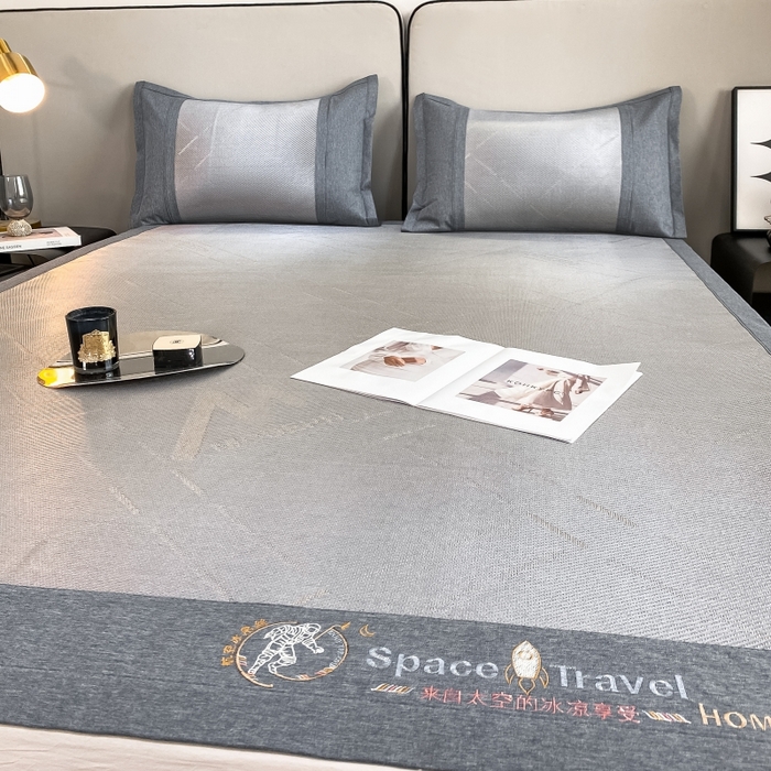 91家纺网 家纺一手货源 找家纺 伊被源 23新款提花冰藤席三件套-宇航员 太空冰帛丝冰藤优雅灰床席款