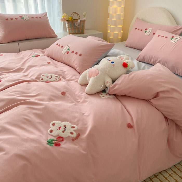 91家纺网 家纺一手货源 找家纺 潮邦 2025全新升级面料【奶小冻】春夏毛巾绣四件套 郁金兔